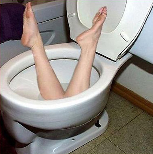 beine im wc