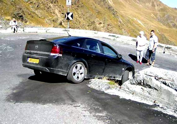 Auto in Kurve