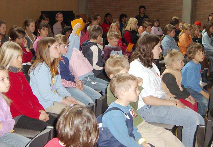 Die aufmerksame Kinderschar