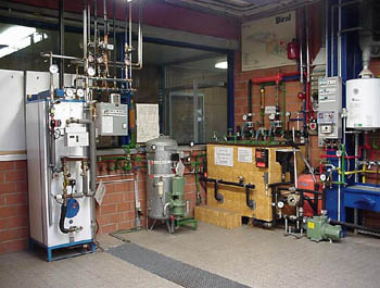 Links Warmwasserspeicher, rechts Wasserbecken