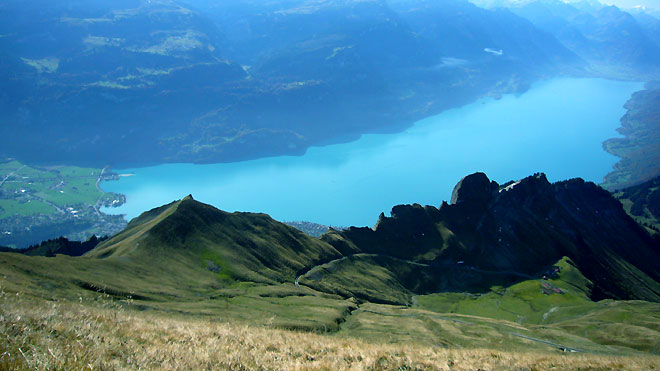 Unten der liebliche Brienzersee, vorne ist das Trasse der Bahn sichtbar