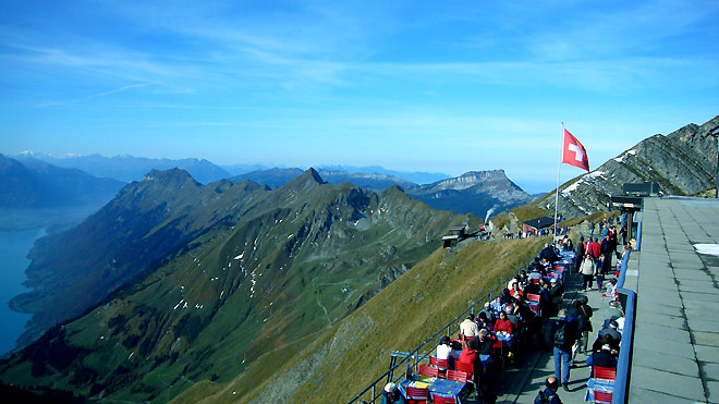 Vorne ist die Gipfelstation der Rothorn-Bahn